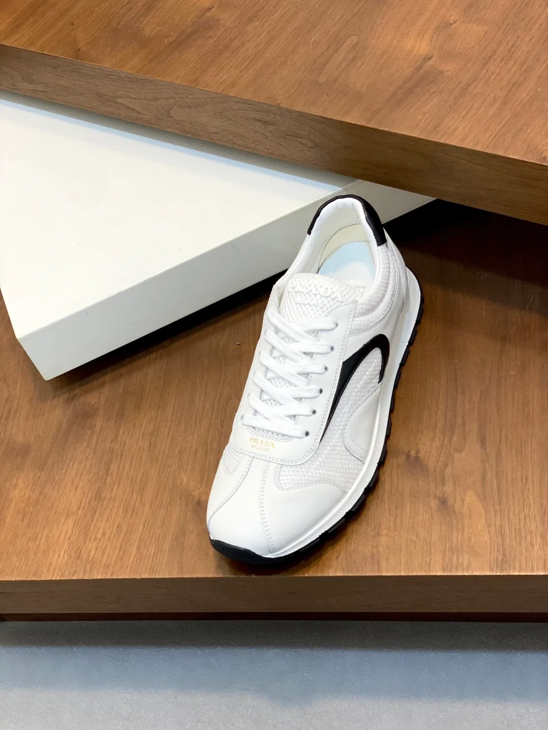 Men's shoes 💰740 Prada men's new lace-up sports and casual shoes. This upper is made of imported calfskin stitching. The tongue is P's classic bronzing lougou. The lining is made of calfskin for the feet. The outsole is made of non-slip sports exclusive rubber outsole with logo. It feels good on the foot. It is fashionable and fashionable. It has a standard sports version and looks very good on the foot! Comes with original box and dust bag! L leather shoe size: 39/40/41/42/43/44 original box packaging + dust bag